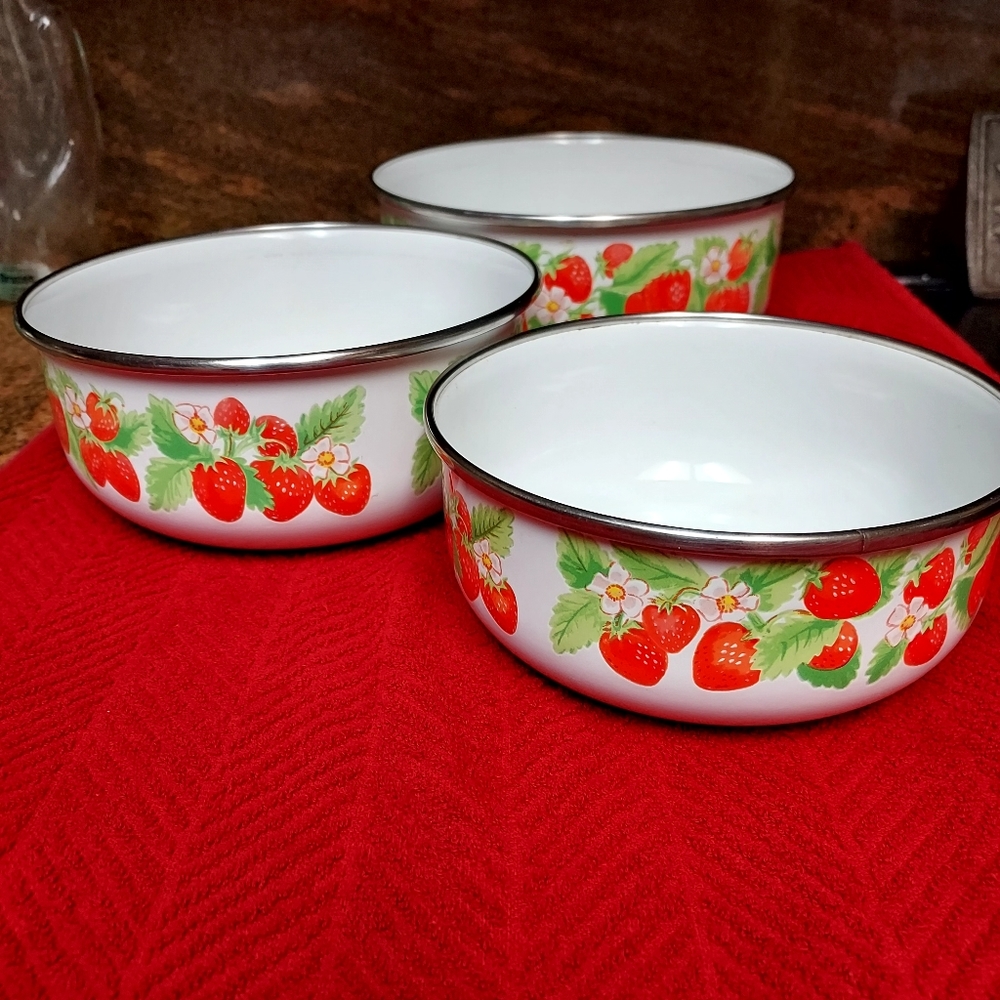 Vintage Kobe Strawberrie enamel metal mixing Nesting bowls set of 3....112